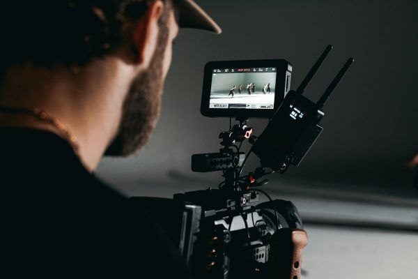 Top critères pour engager un vidéaste à Paris efficace